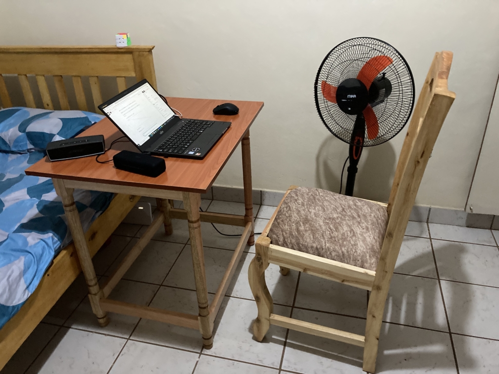 ケニアの学習机と椅子