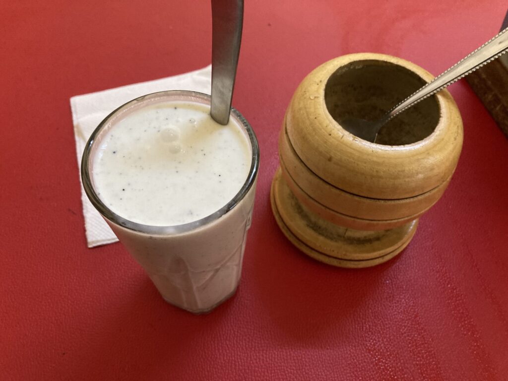 カレンジンの伝統的な牛乳ムルシック