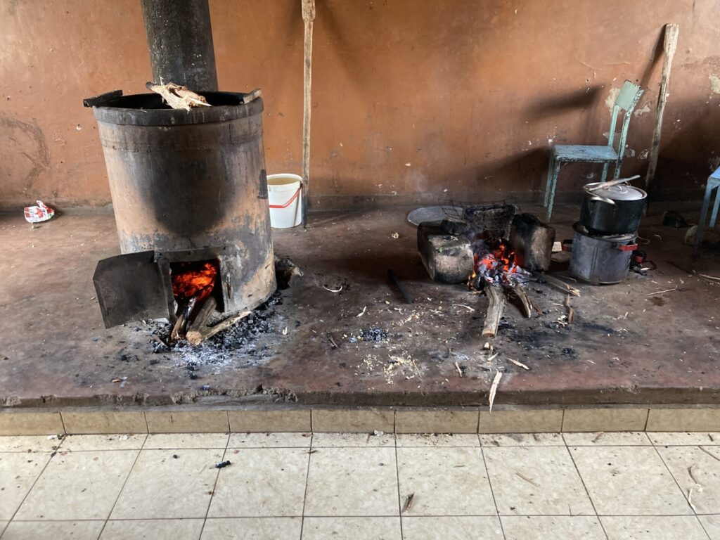 ケニアの更生施設の炊事場