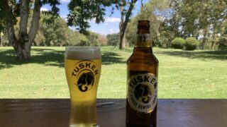 ケニアのゴルフ場で飲むタスカービール