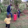 ケニア人が子供たちと遊ぶ様子