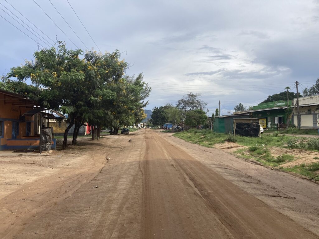 ンジウの街並みと舗装されていない道路