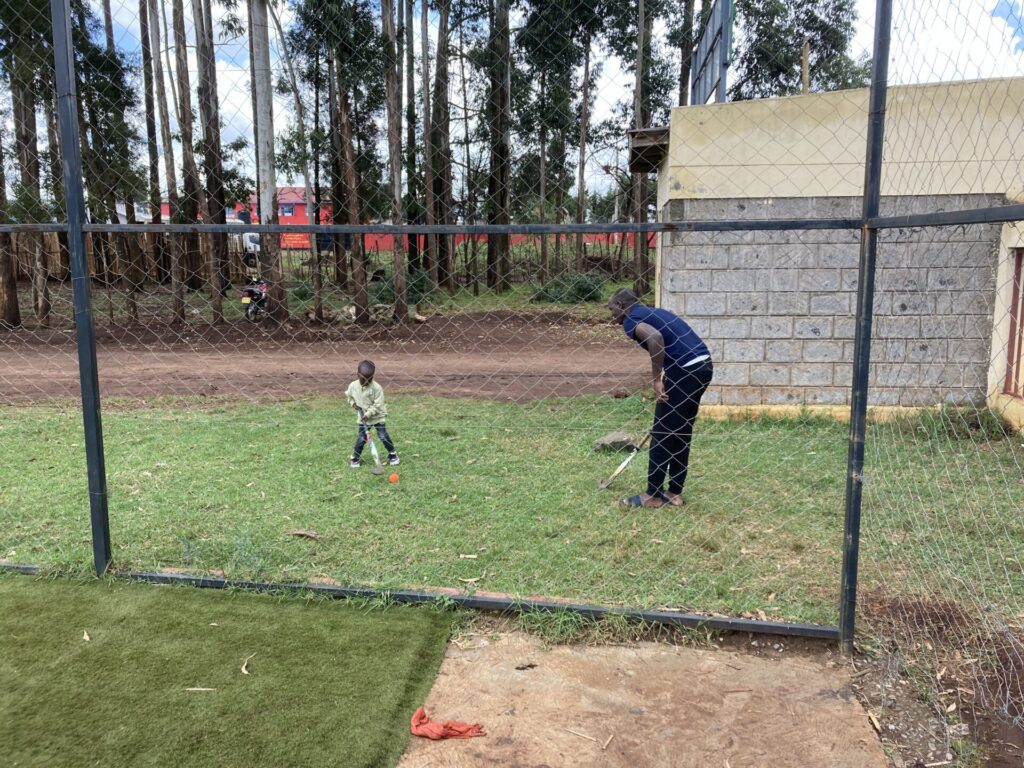 ケニア人が子供と遊ぶ様子