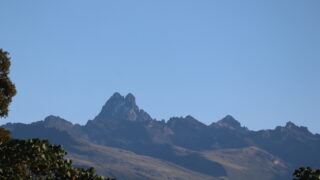 ケニア山の麓から見える山頂