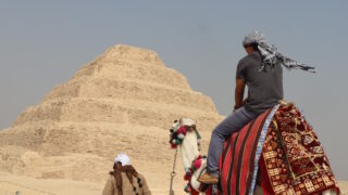 階段ピラミッドでのラクダ体験