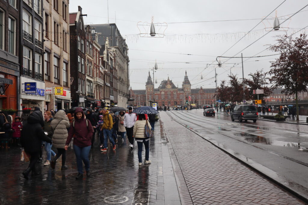 アムステルダム中央駅周辺の街並み