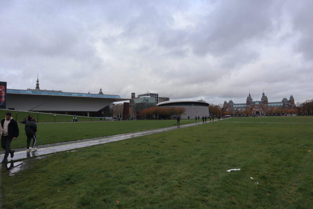 アムステルダムの美術館周りの公園