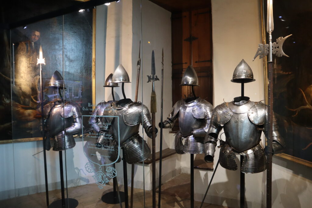ムイデン城の武器や鎧の展示物