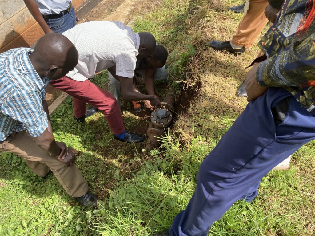 ケニアの水道メーター付け替え作業