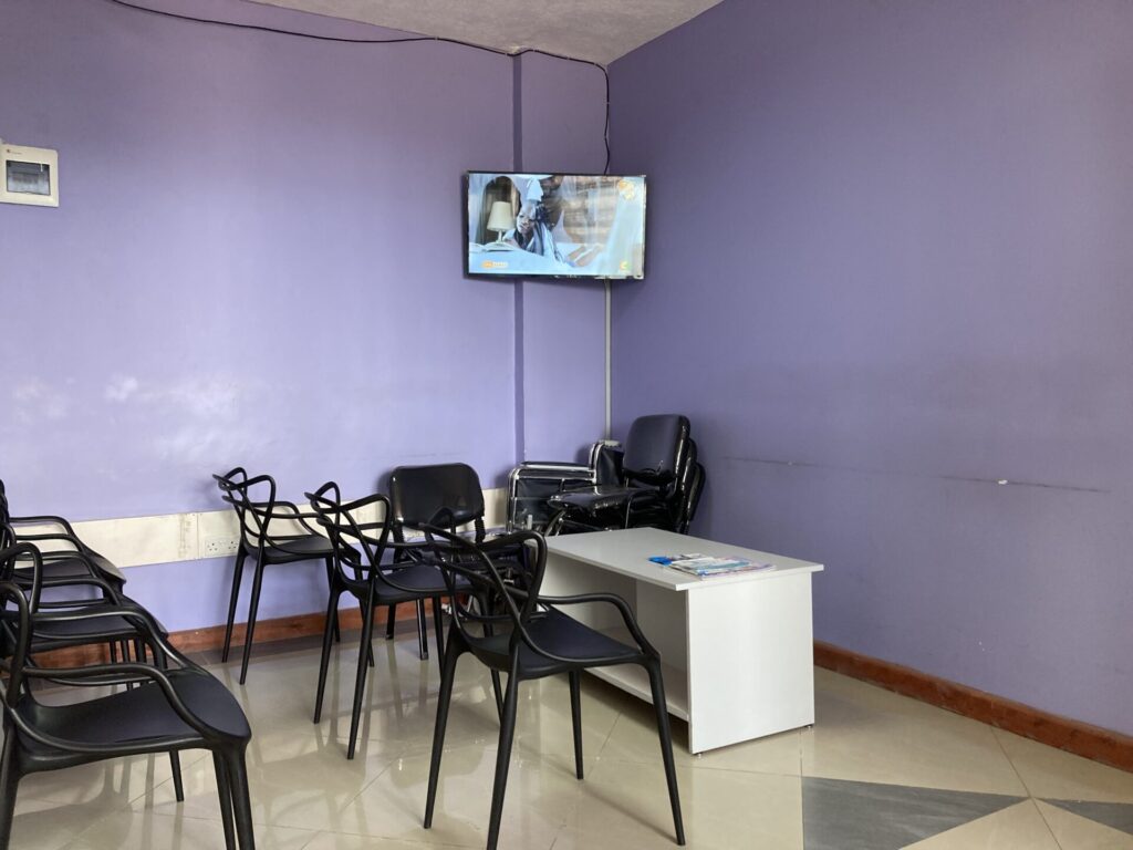ケニアの病院の待合室