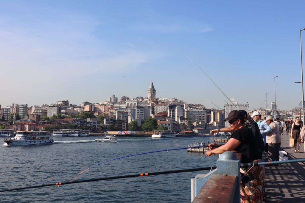 イスタンブールで釣りをする人たち