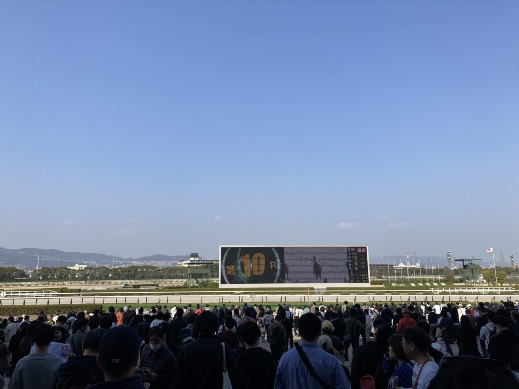 阪神競馬場の巨大モニター