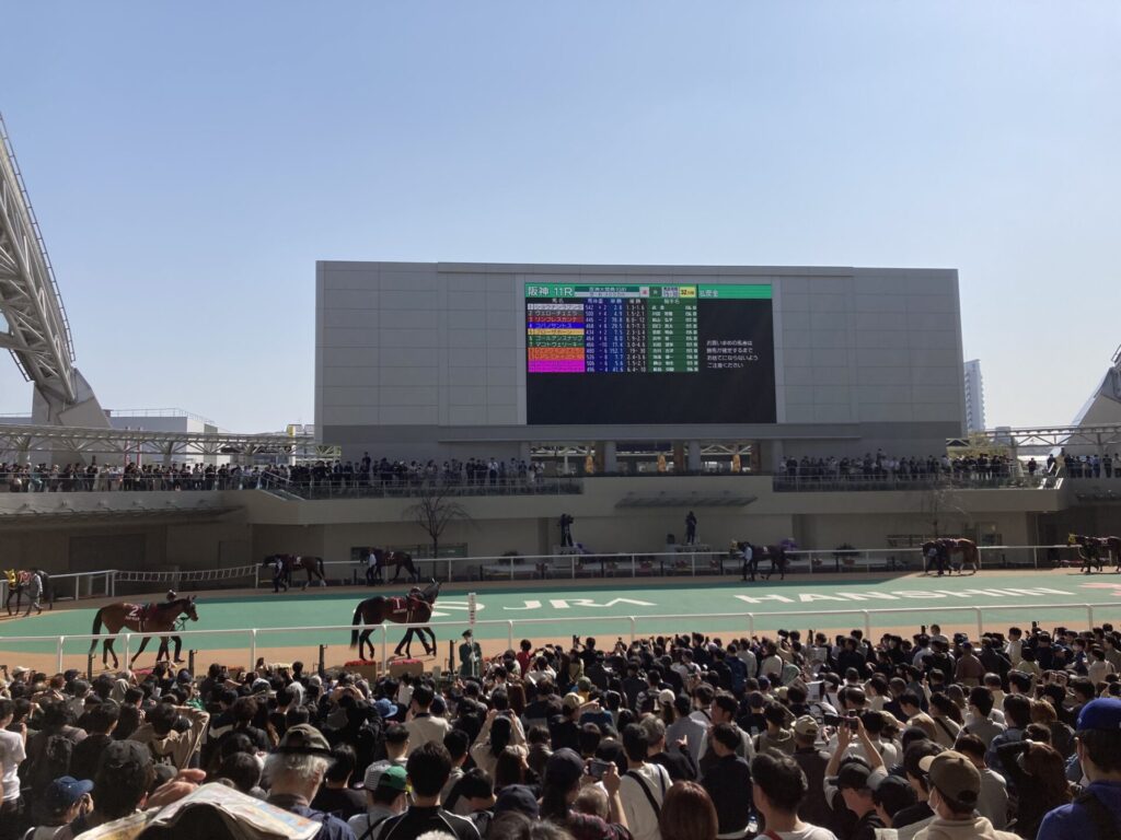 阪神競馬場の巨大モニター