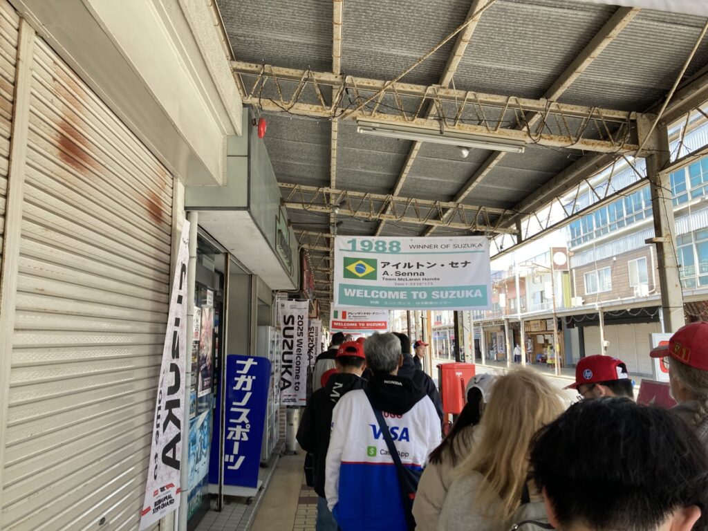 F1日本グランプリへのバス待ち