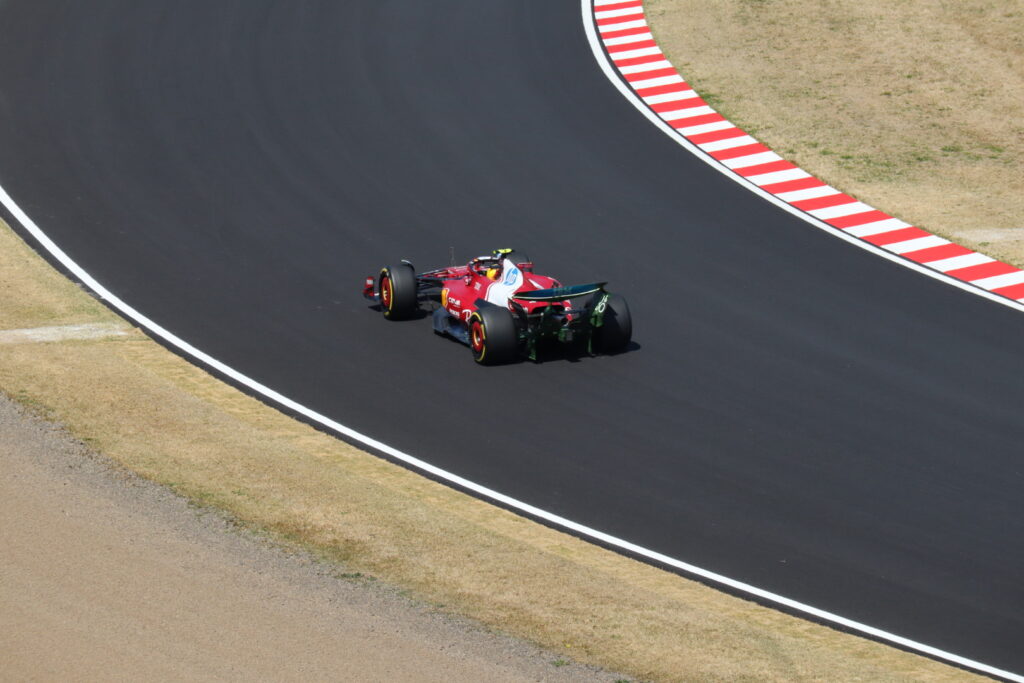 S字コーナーのルイスハミルトン