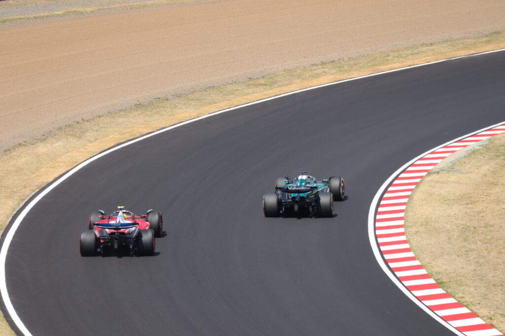 S字コーナーのF1カー