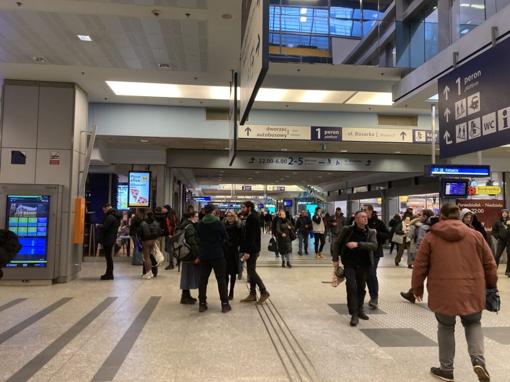 クラコフ駅の構内