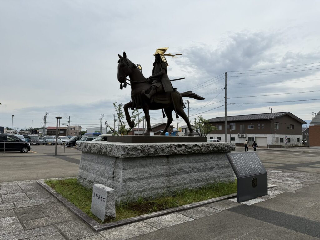 上越妙高駅の上杉謙信像