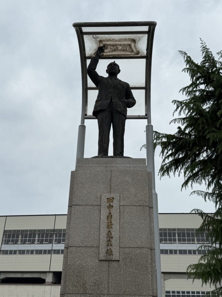 浦佐駅の田中角栄像