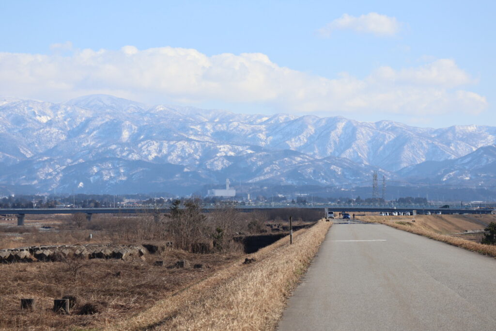 川沿いから見える立山連峰