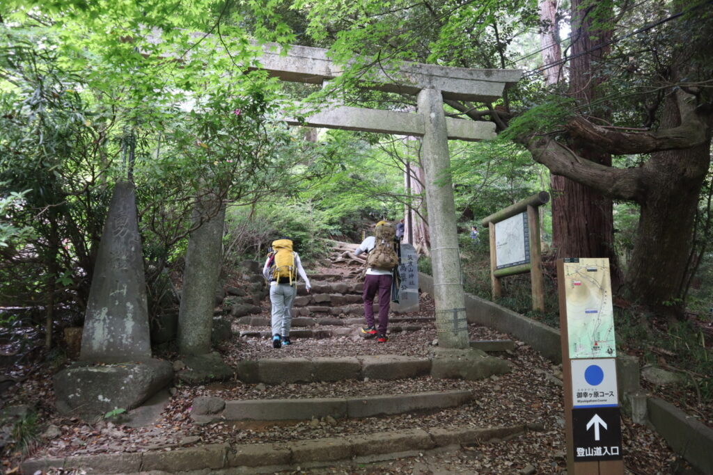 登山口の鳥居