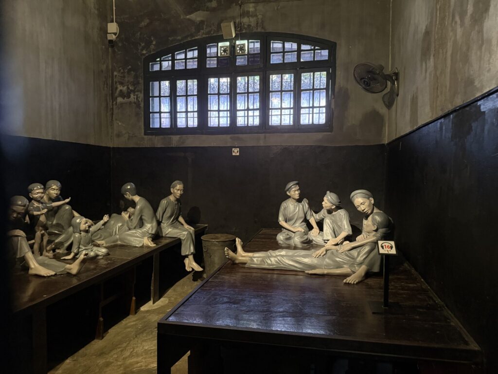 ホアロー刑務所の再現