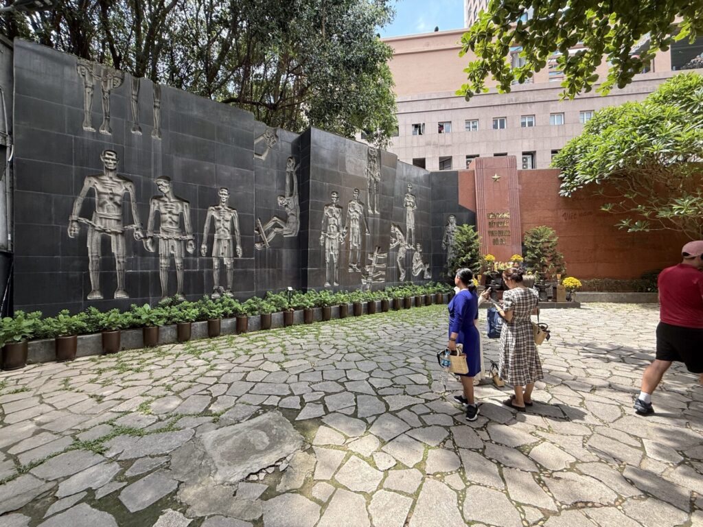 ホアロー刑務所の記念碑