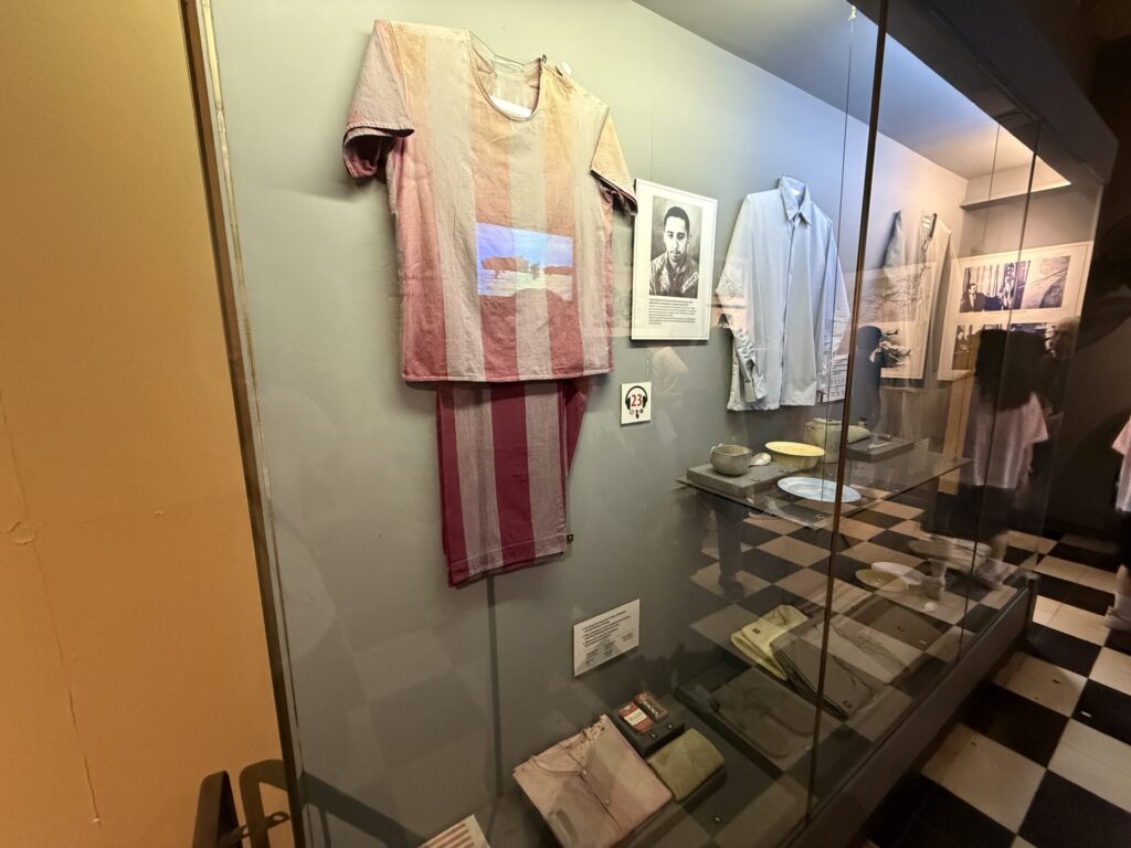 当時のホアロー刑務所の囚人服