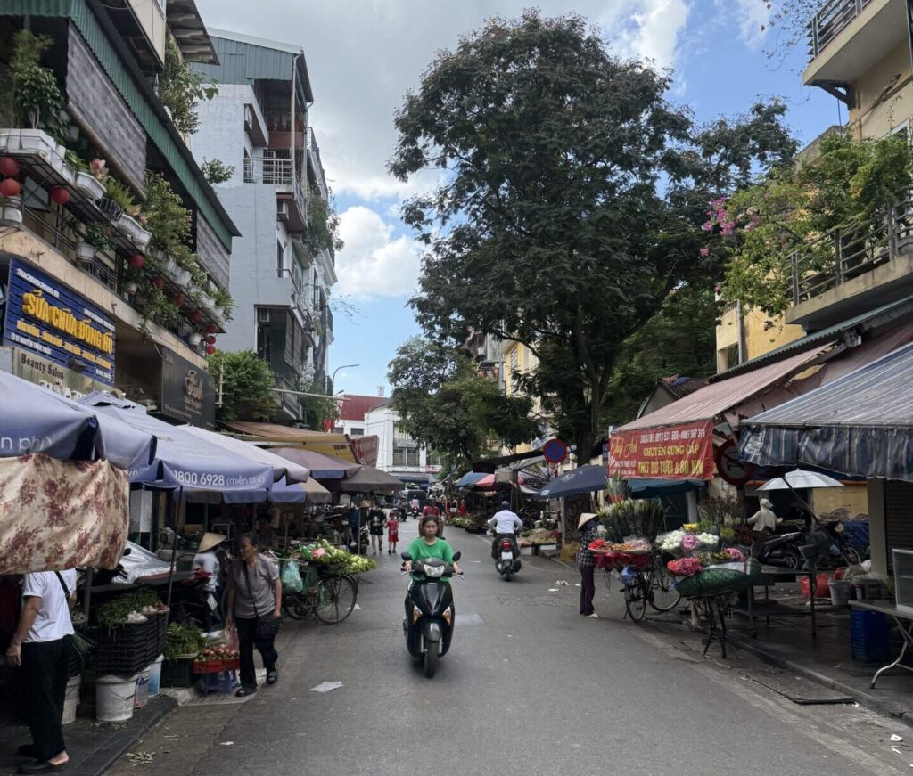 ベトナム旧市街の市場の様子