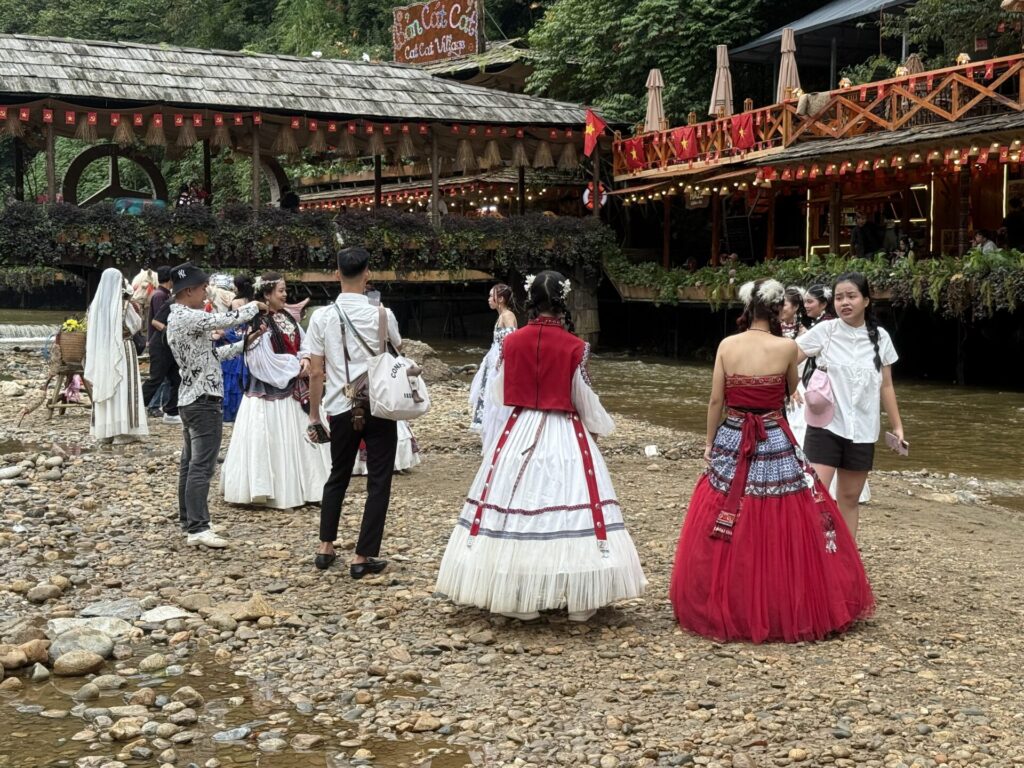 社員旅行での写真撮影の様子