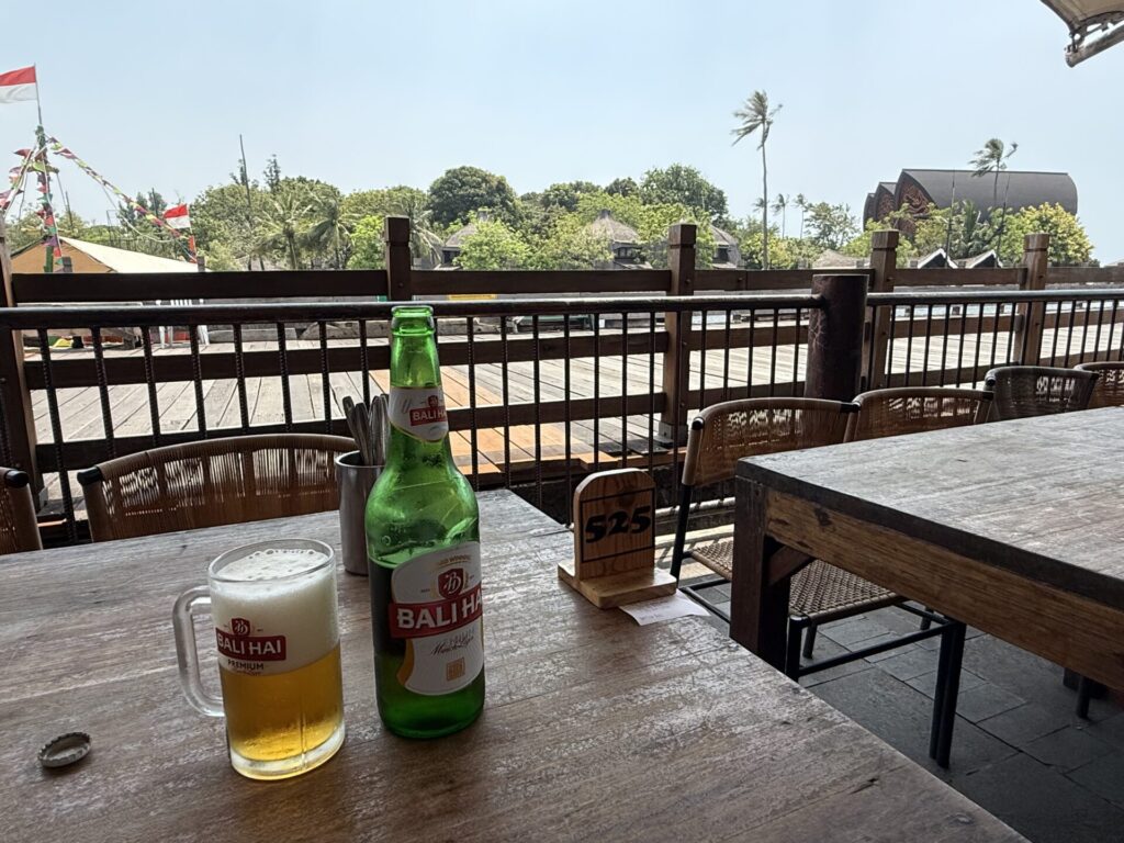 アンチョールのレストランでビール