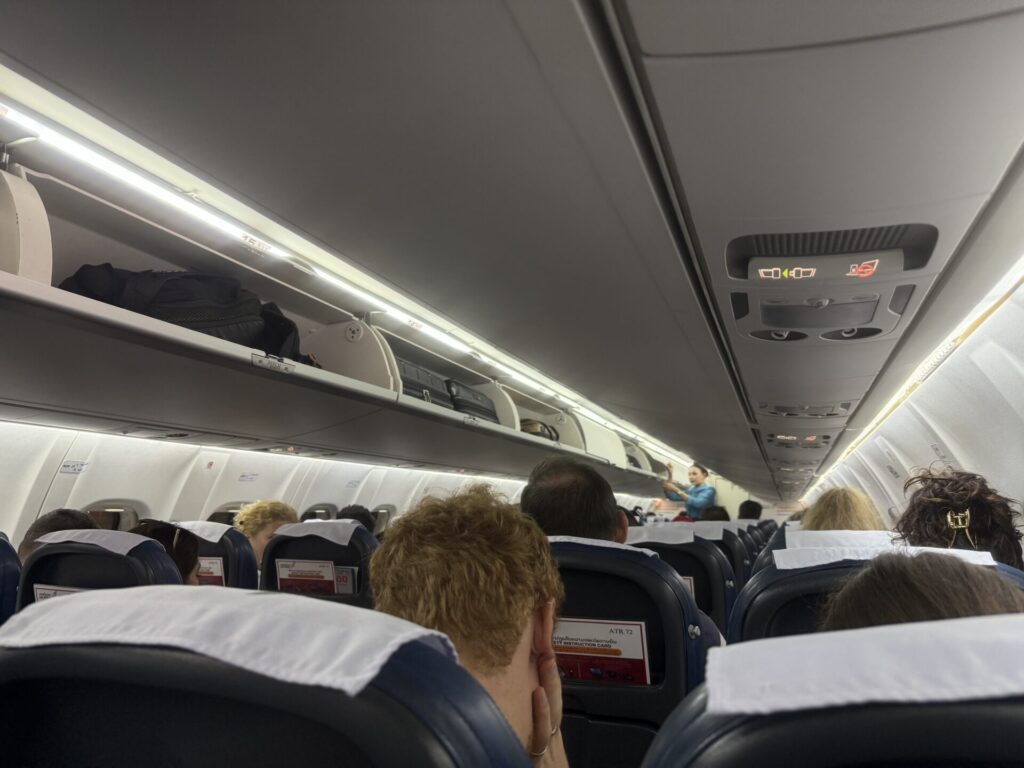ラオス国営航空の機内の様子