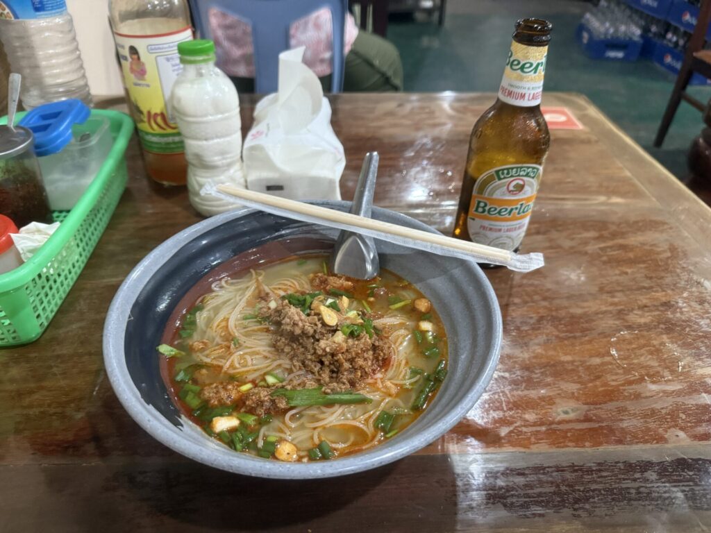 ラオスのローカルレストランの食事