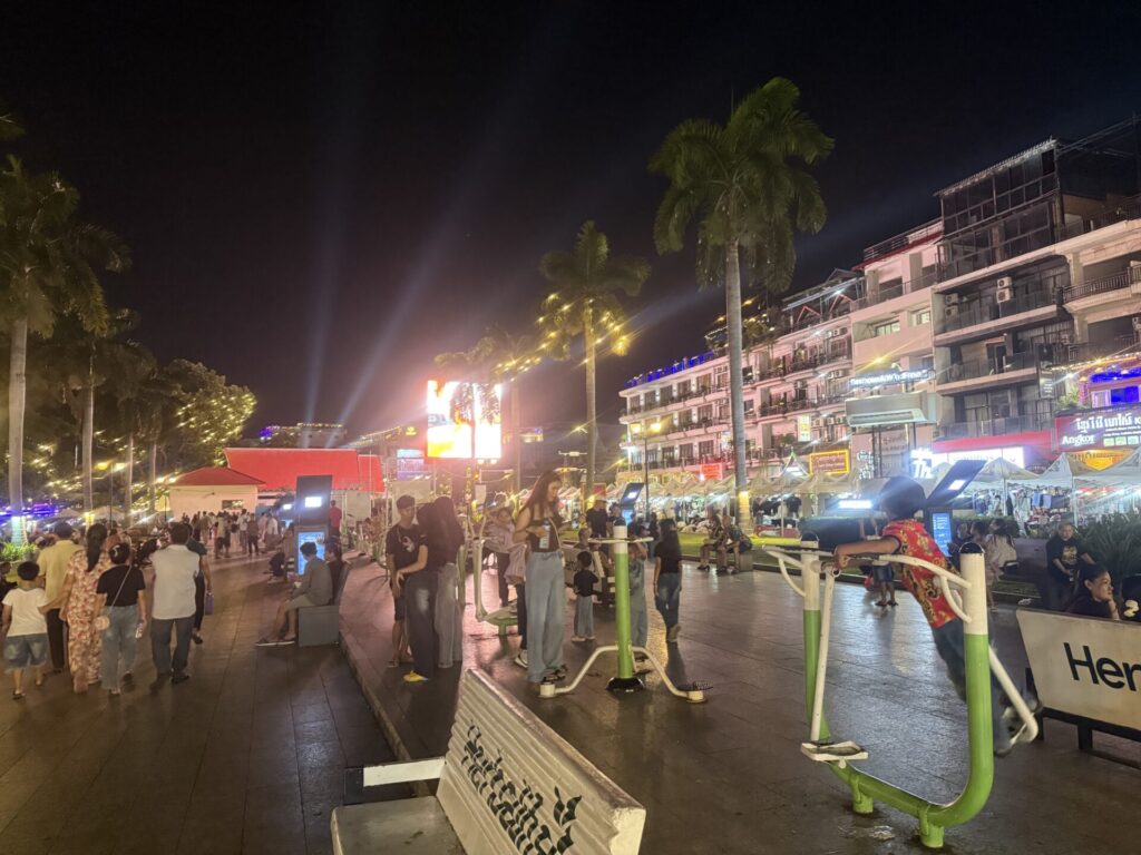 プノンペンの夜市場