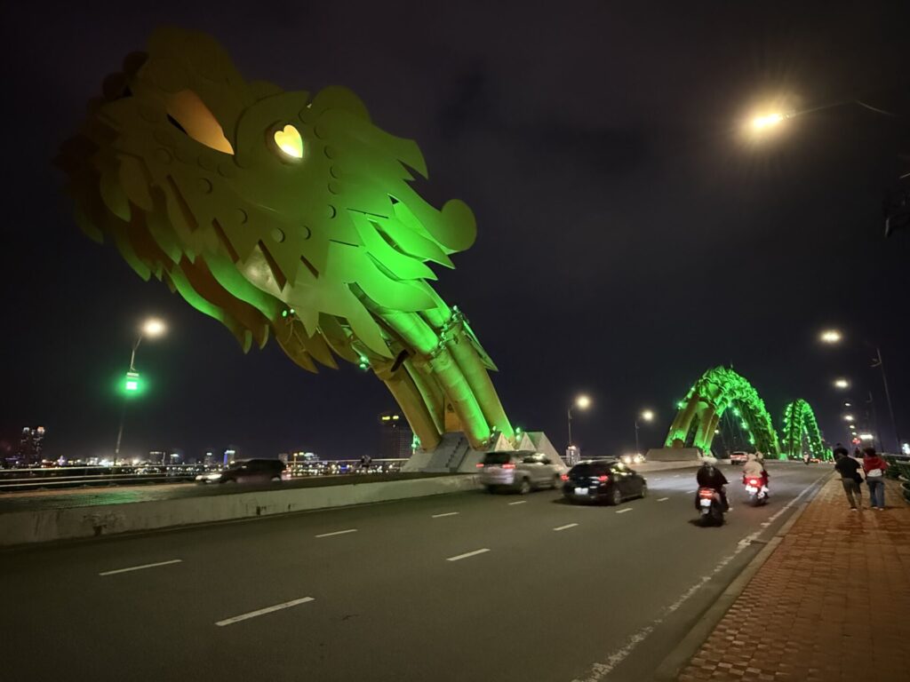 ダナンのドラゴン橋