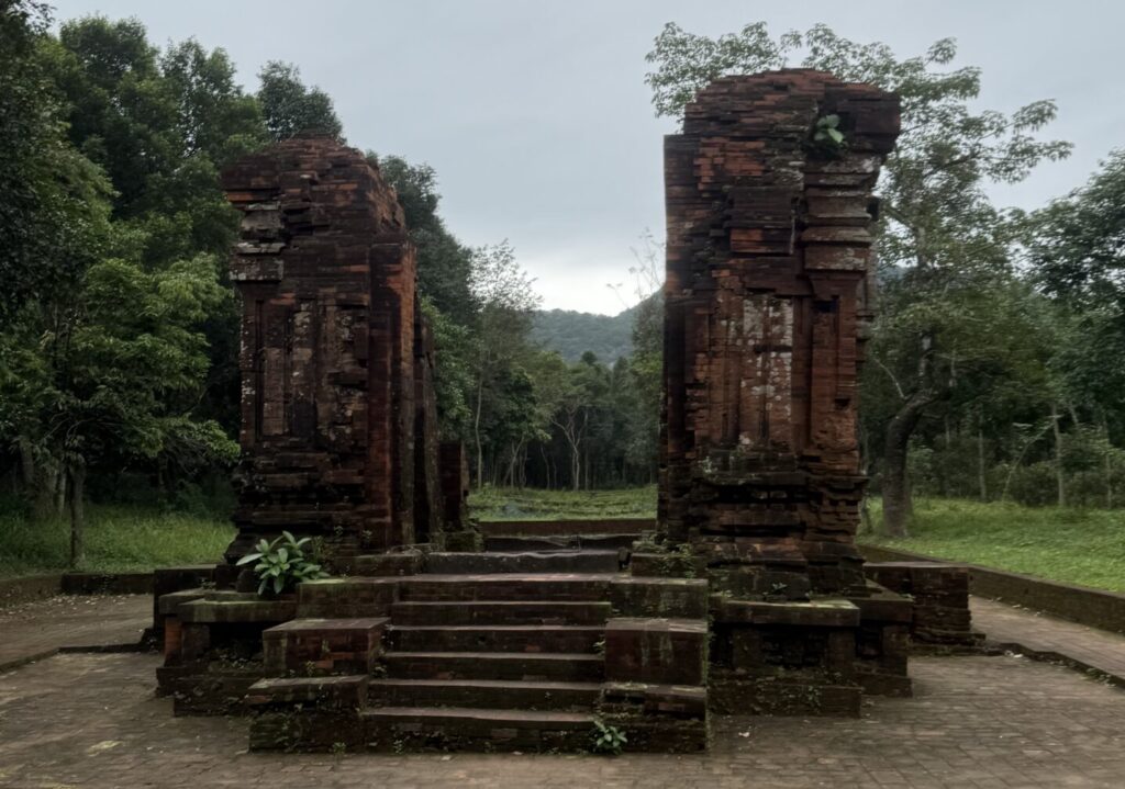 ベトナム戦争で破壊されたミーソン遺跡