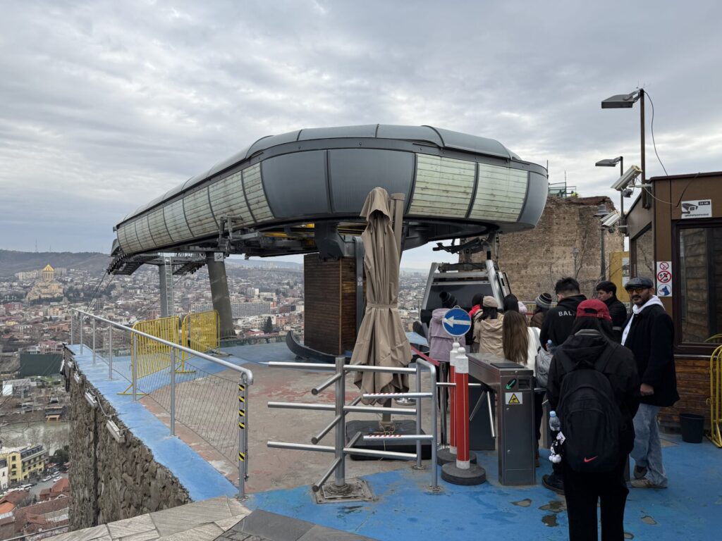 ナリカラ要塞のロープウェイ