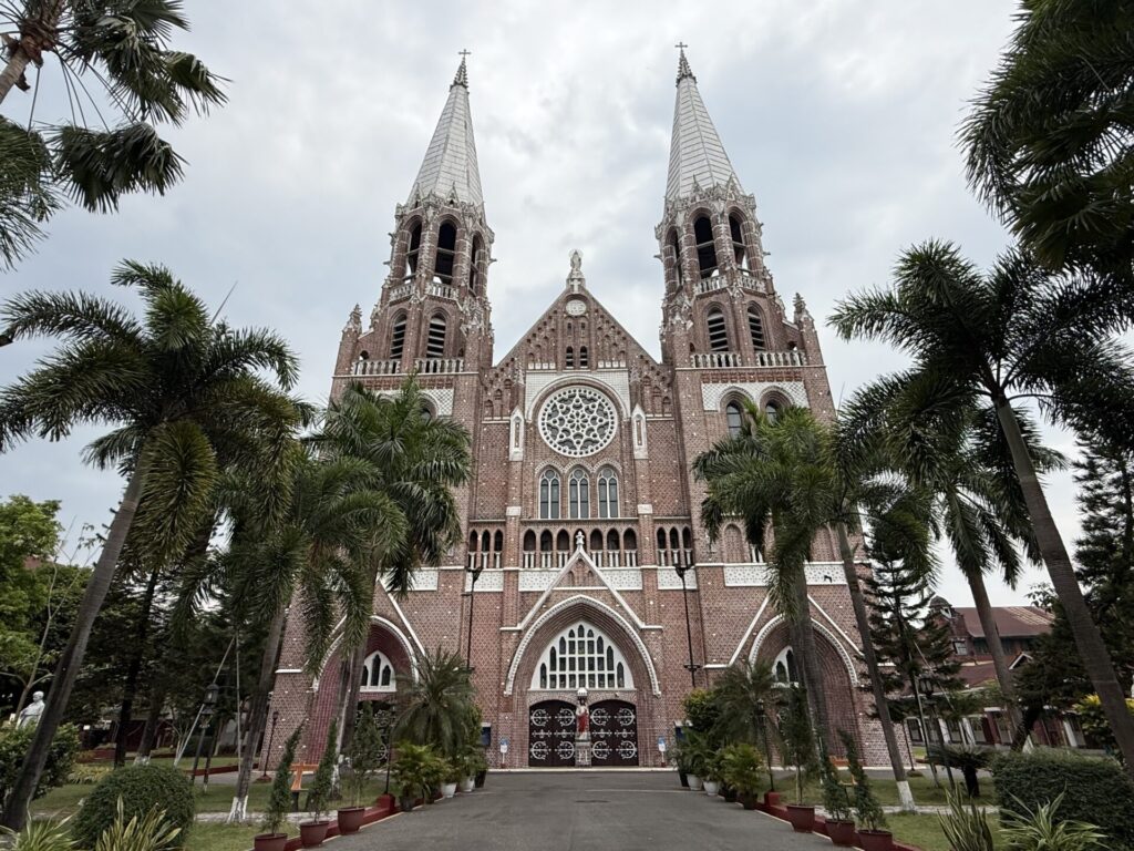 St Mary's Cathedral
စိန့်မေရီ ကယ်သီဒြယ် ဘုရားရှိခိုးကျောင်း